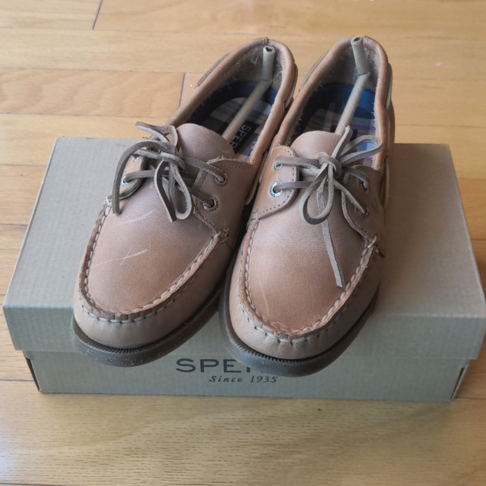 Sperry boat shoes in Sahara brown